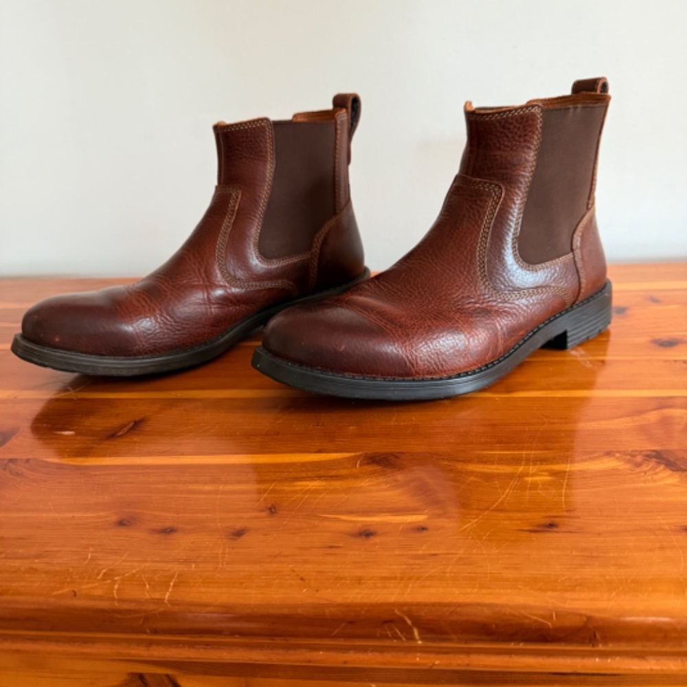 Clarks 1825 Chelsea Boot, Men's Size 9M US